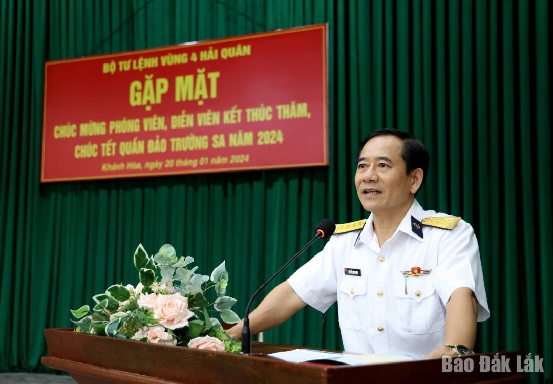 Đại tá Nguyễn Hữu Minh, Phó Chính ủy Bộ Tư lệnh Vùng 4 Hải quân phát biểu tại lễ gặp mặt.