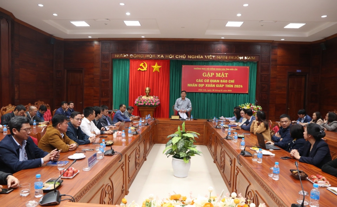 Phó Chủ tịch HĐND tỉnh Trần Phú Hùng chủ trì buổi gặp mặt. Ảnh: Vạn Tiếp