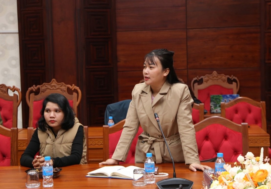 Đại diện Thông tấn xã Việt Nam - Cơ quan thường trú trọng điểm tại Đắk Lắk đóng góp ý kiến tại buổi gặp mặt. Ảnh: Vạn Tiếp