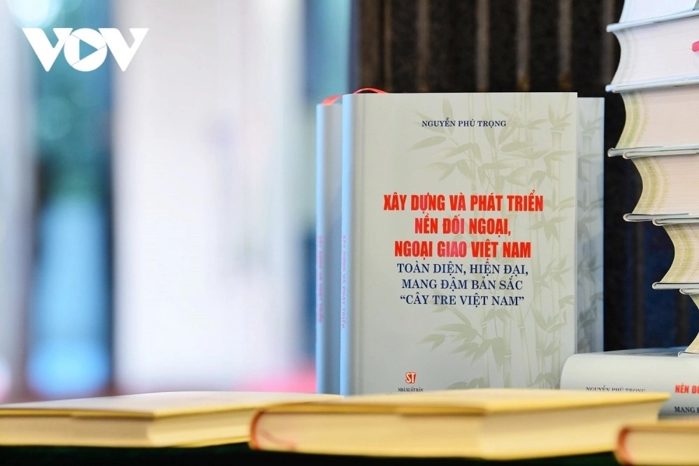 Cuốn sách của Tổng Bí thư Nguyễn Phú Trọng về xây dựng và phát triển nền đối ngoại, ngoại giao Việt Nam. Ảnh: VOV