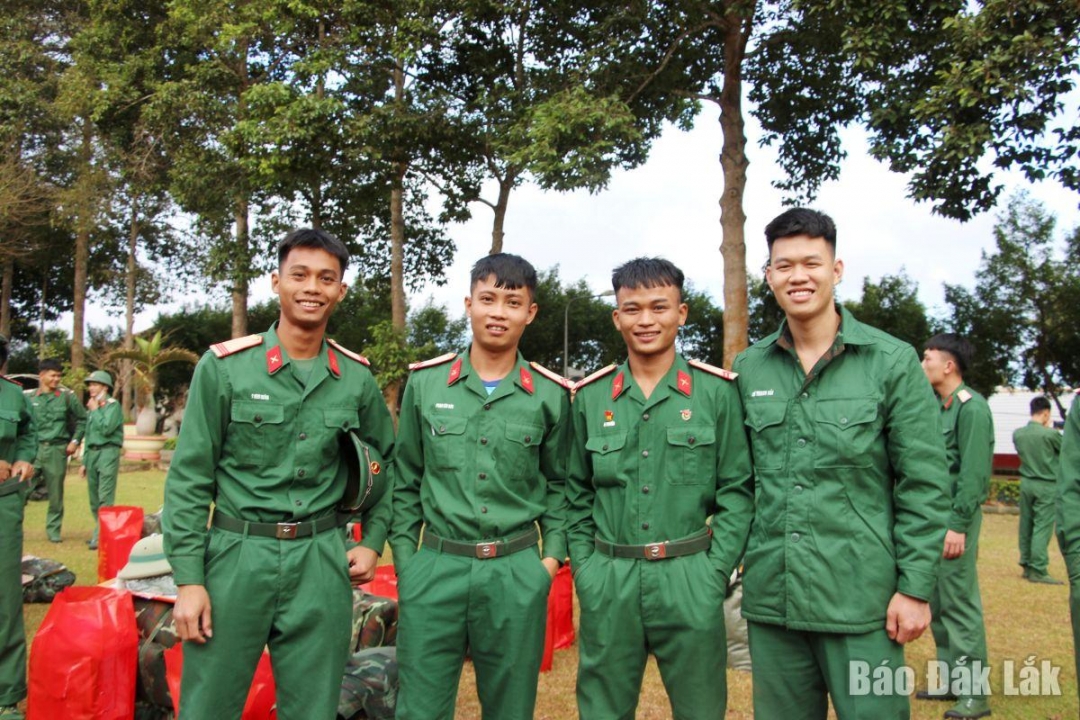 Các quân nhân trong ngày xuất ngũ.