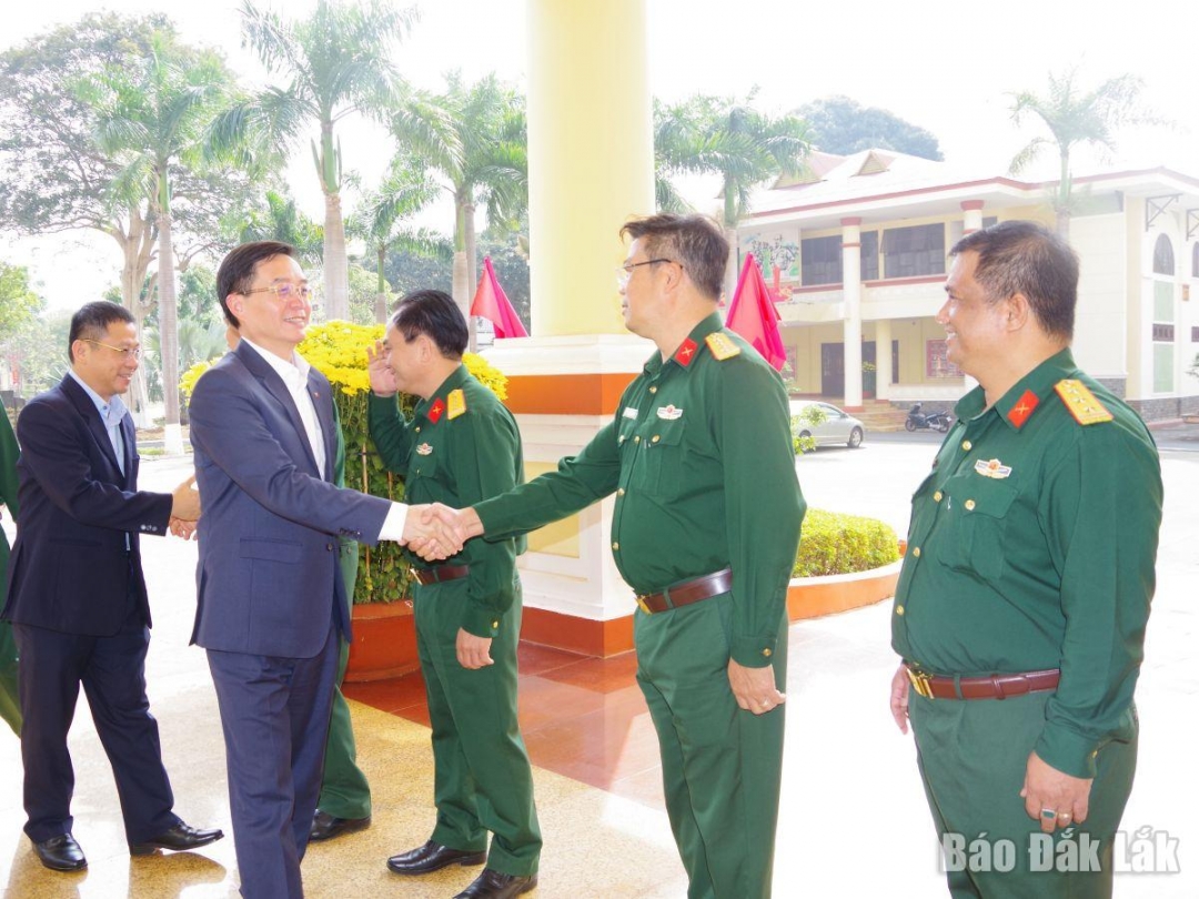 Bí thư Tỉnh ủy Nguyễn Đình Trung đến thăm, chúc Tết cán bộ, chiến sĩ Bộ Chỉ huy Quân sự tỉnh.