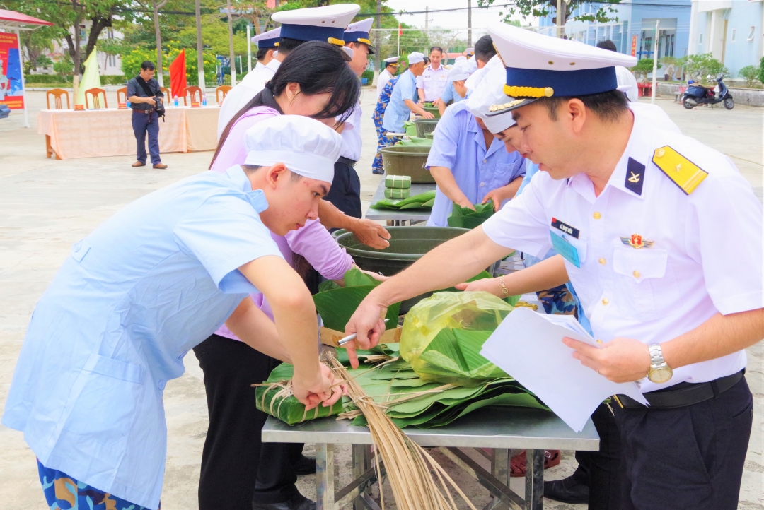 Các đơn vị tham gia phần thi gói bánh chưng.