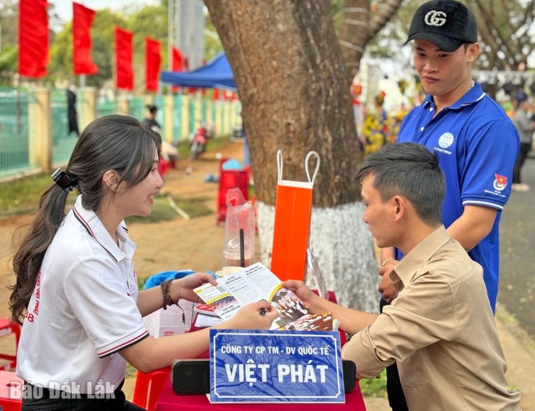 Nhân viên Việt Phát Group tư vấn việc làm cho thanh niên địa phương.