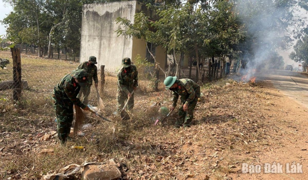 Bộ đội dọn dẹp vệ sinh các trục đường giao thông.