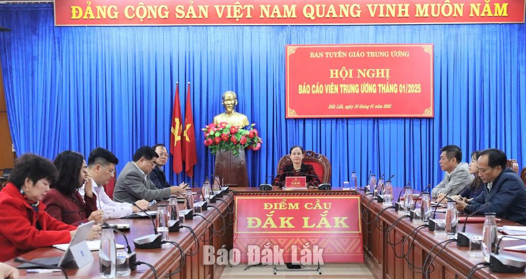 Ủy viên Ban Thường vụ Tỉnh ủy, Trưởng Ban Tuyên giáo Tỉnh ủy H’Lim Niê chủ trì hội nghị tại điểm cầu tỉnh Đắk Lắk.