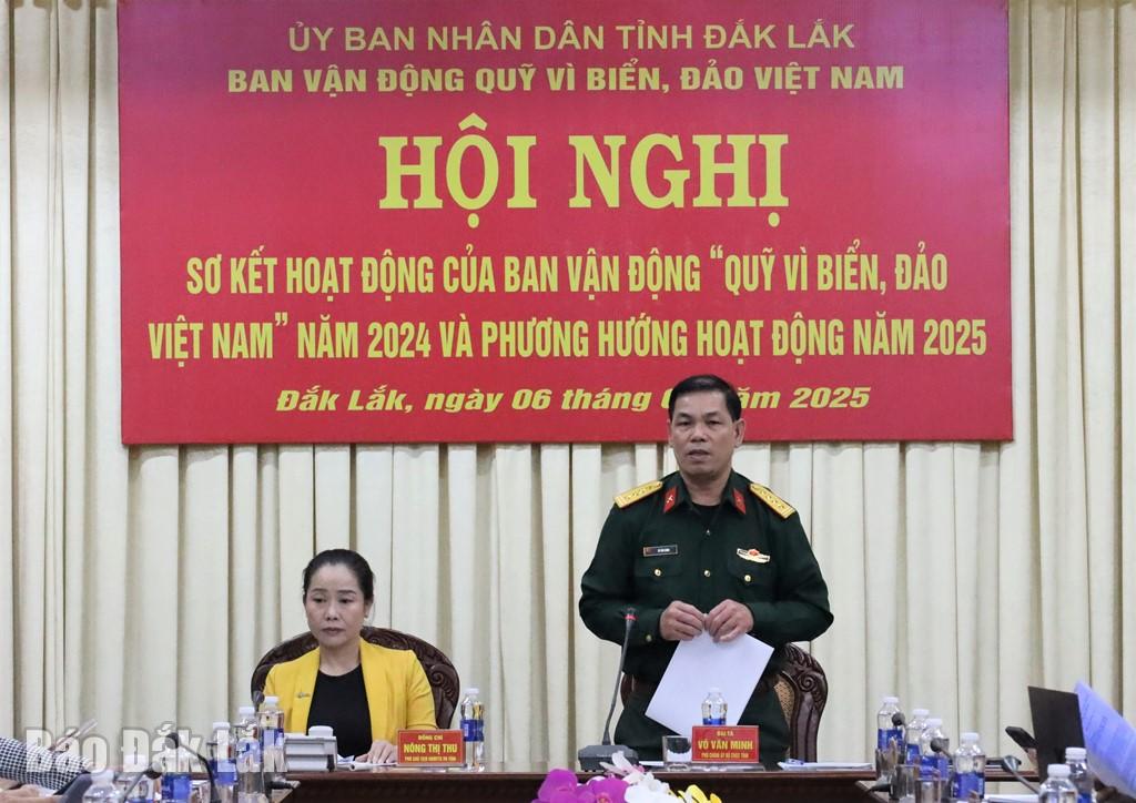 Đại tá Võ Văn Minh, Phó Chính ủy Bộ Chỉ huy Quân sự tỉnh, Phó trưởng Ban Thường trực Ban vận động Quỹ vì biển, đảo Việt Nam phát biểu tại hội nghị.