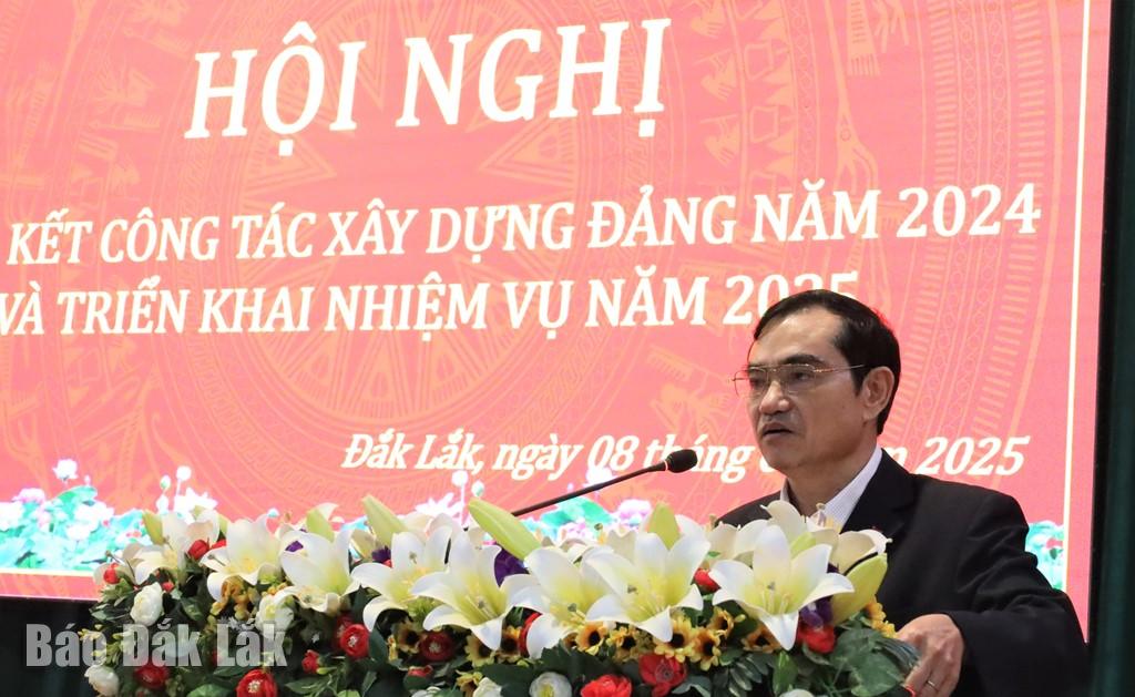 Phó Bí thư Đảng ủy Khối Trần Quang Tân thông qua báo cáo công tác xây dựng Đảng năm 2024.