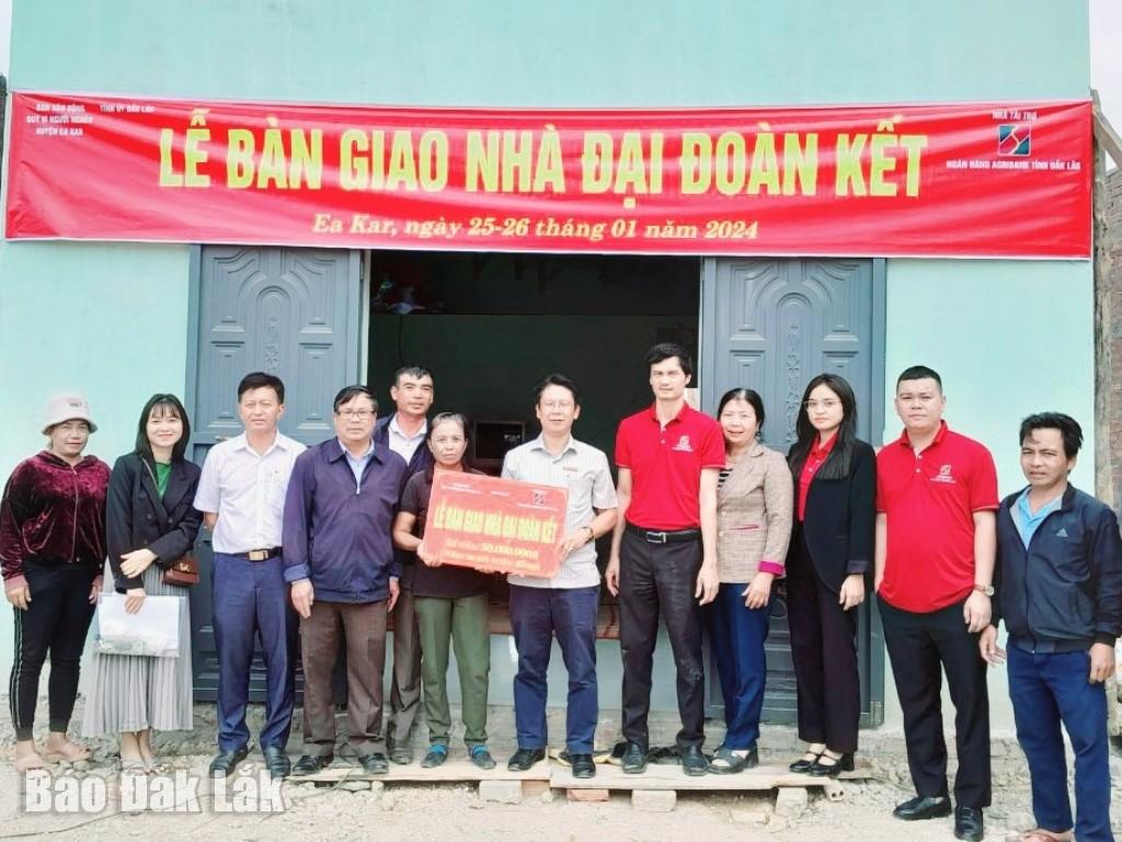 Ủy ban MTTQ Việt Nam huyện Ea Kar phối hợp cùng chính quyền địa phương bàn giao nhà Đại đoàn kết cho hộ nghèo trên địa bàn huyện.