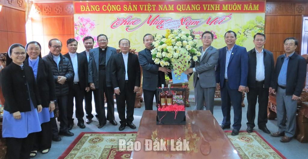 Đoàn Tòa Giám mục Ban Mê Thuột tặng hoa, chúc Tết lãnh đạo Tỉnh ủy và nhân dân các dân tộc tỉnh Đắk Lắk.