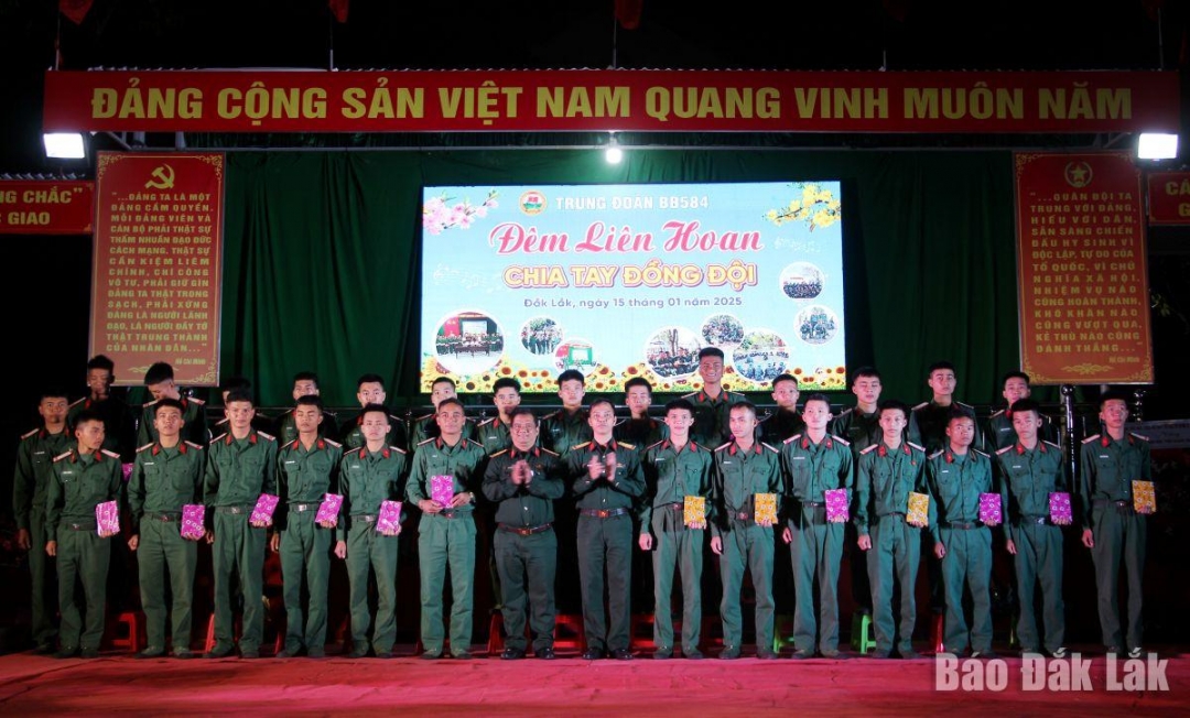 Lãnh đạo Phòng Chính trị (Bộ Chỉ huy Quân sự tỉnh) và lãnh đạo Trung đoàn 584 trao quà tặng các chiến sĩ chuẩn bị xuất ngũ.