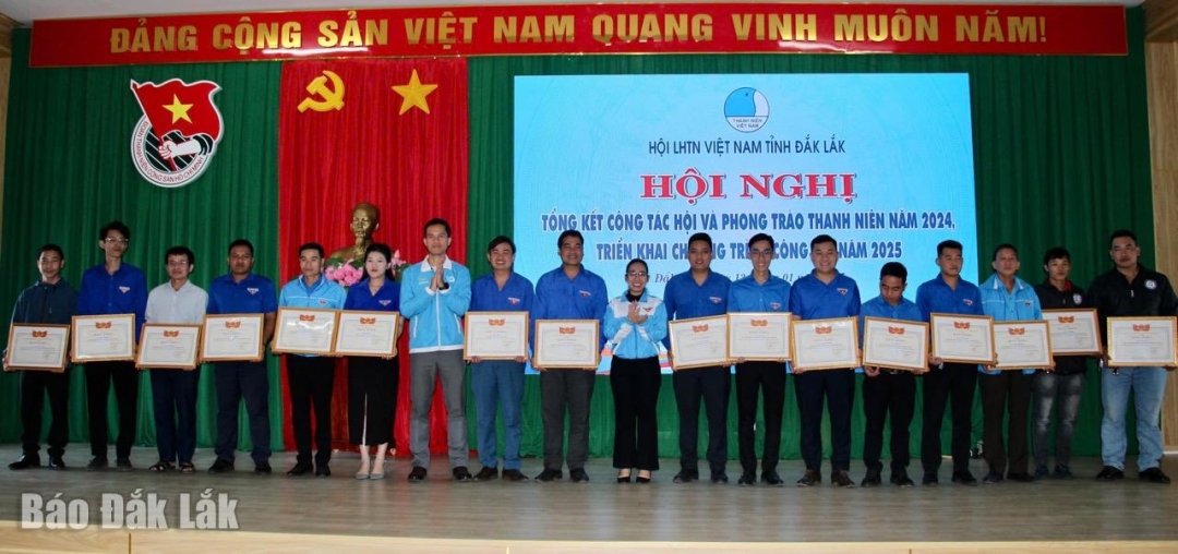 Đại diện Tỉnh Đoàn, Hội LHTN Việt Nam tỉnh tặng bằng khen cho các cá nhân xuất sắc đua cho các đơn vị. 