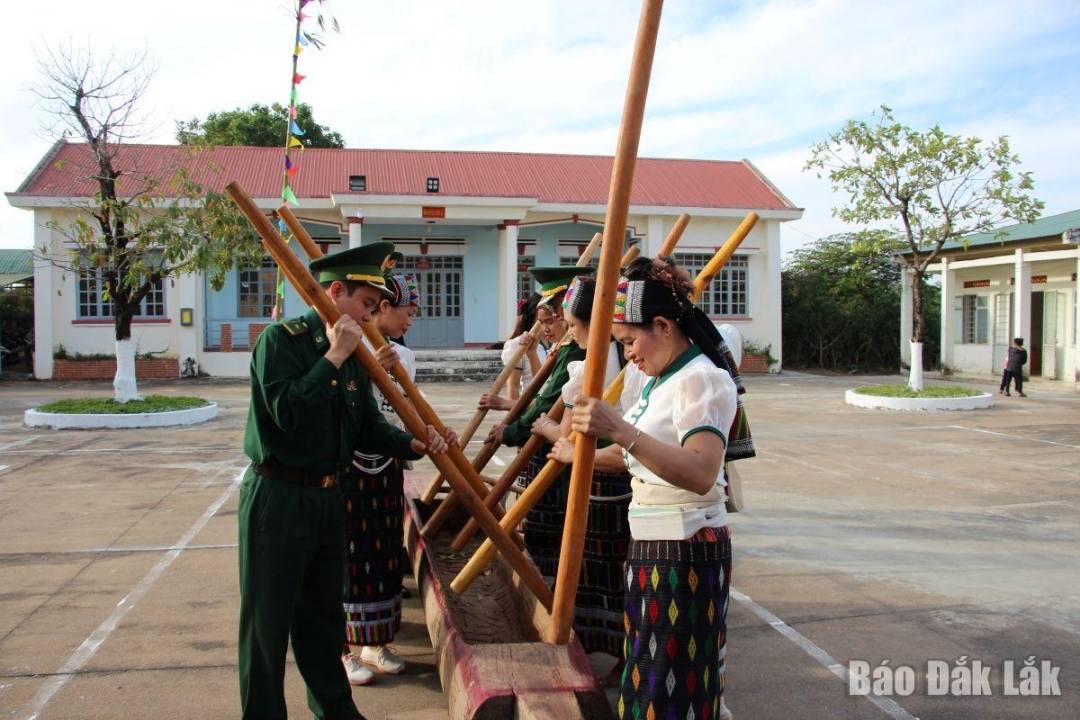 Quân - dân giao lưu văn hóa văn nghệ.