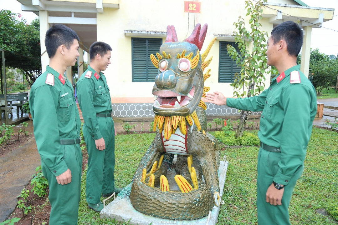 Chú rắn ngộ nghĩnh do các chiến sĩ tự tay chế tác.