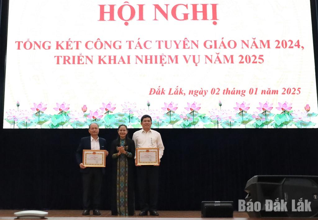 trao giấy khen cho 2 tập thể có thành tích hoàn thành xuất sắc toàn diện nhiệm vụ công tác tuyên giáo năm 2024.