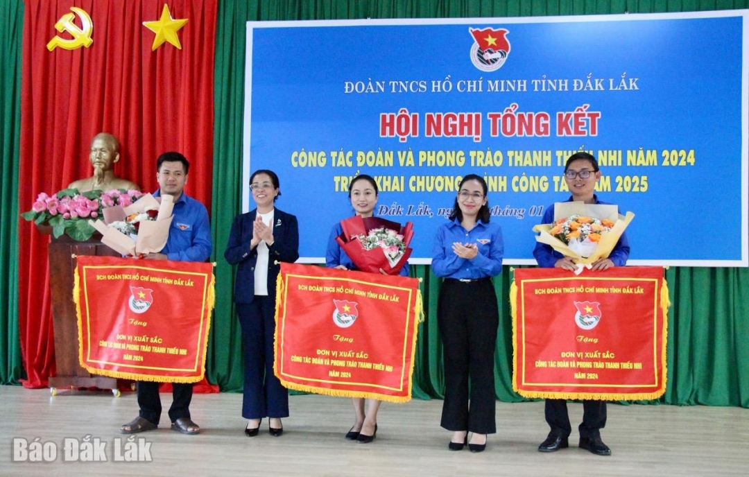 Phó Bí thư Thường trực Tỉnh ủy, Chủ tịch HĐND tỉnh Huỳnh Thị Chiến Hòa và Bí thư Tỉnh Đoàn H Giang Niê trao cờ thi đua cho các tập thể xuất sắc. 