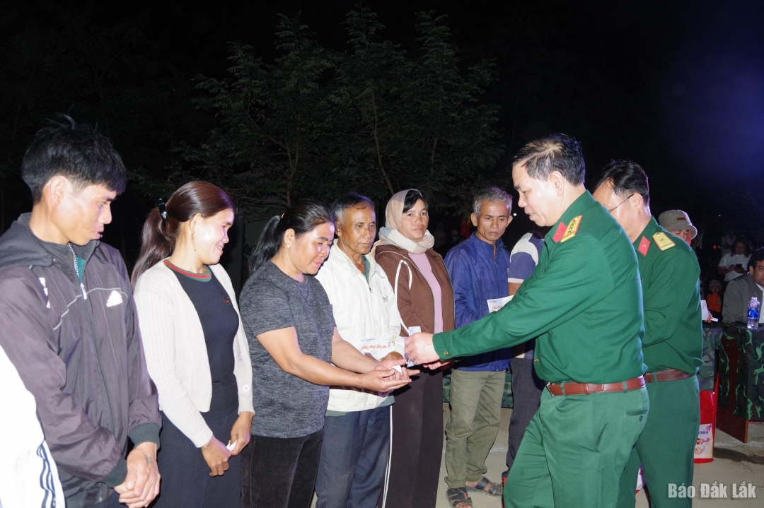 Đại tá Võ Văn Minh, Phó Chính ủy Bộ Chỉ huy Quân sự tỉnh tặng quà Tết cho người dân.