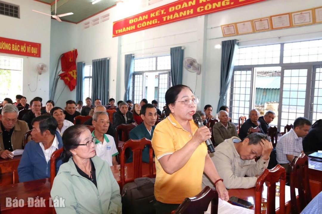 Cử tri nêu ý kiến tại hội nghị.