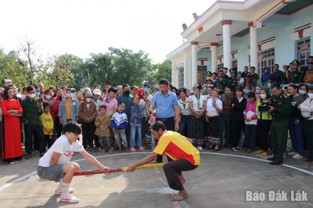 Phần thi đẩy gậy thu hút đông đảo khán giả cổ vũ.