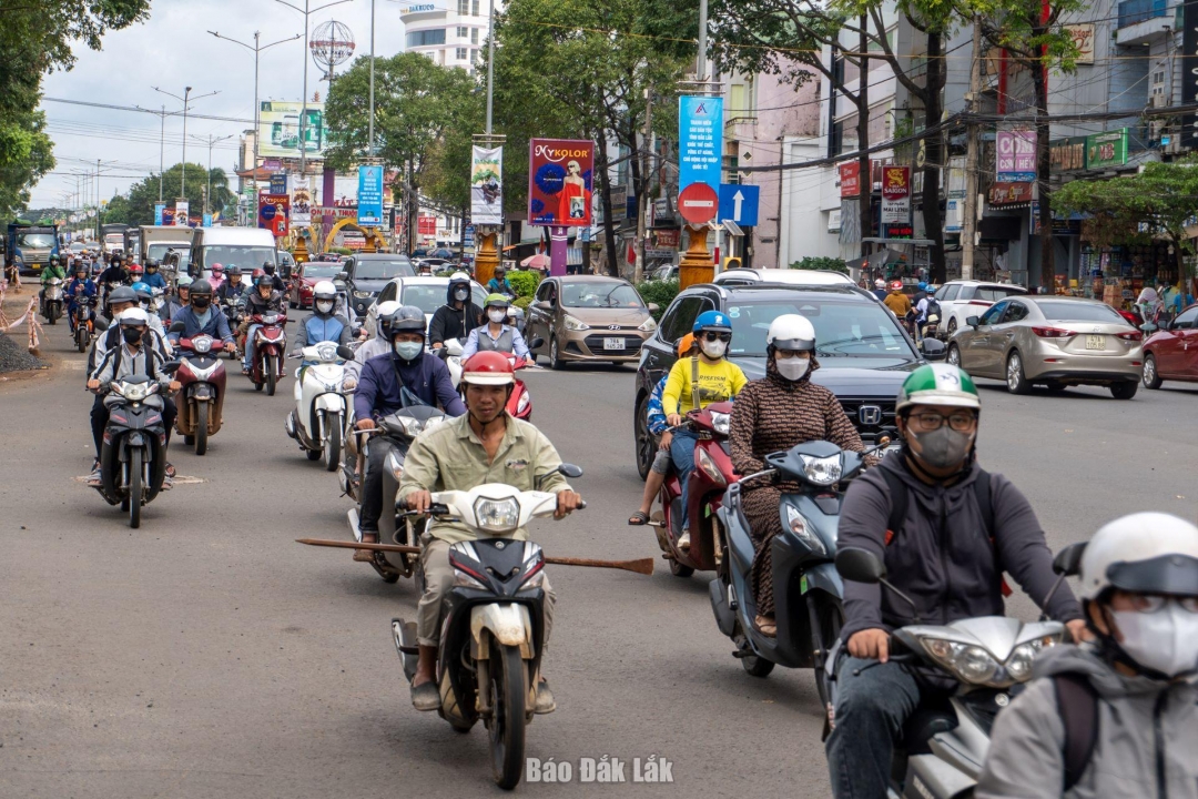 Phương tiện cá nhân tăng cao trong những năm gần đây dẫn đến tình trạng ùn ứ giao thông cục bộ tại một số giao lộ trên địa bàn TP. Buôn Ma Thuột.