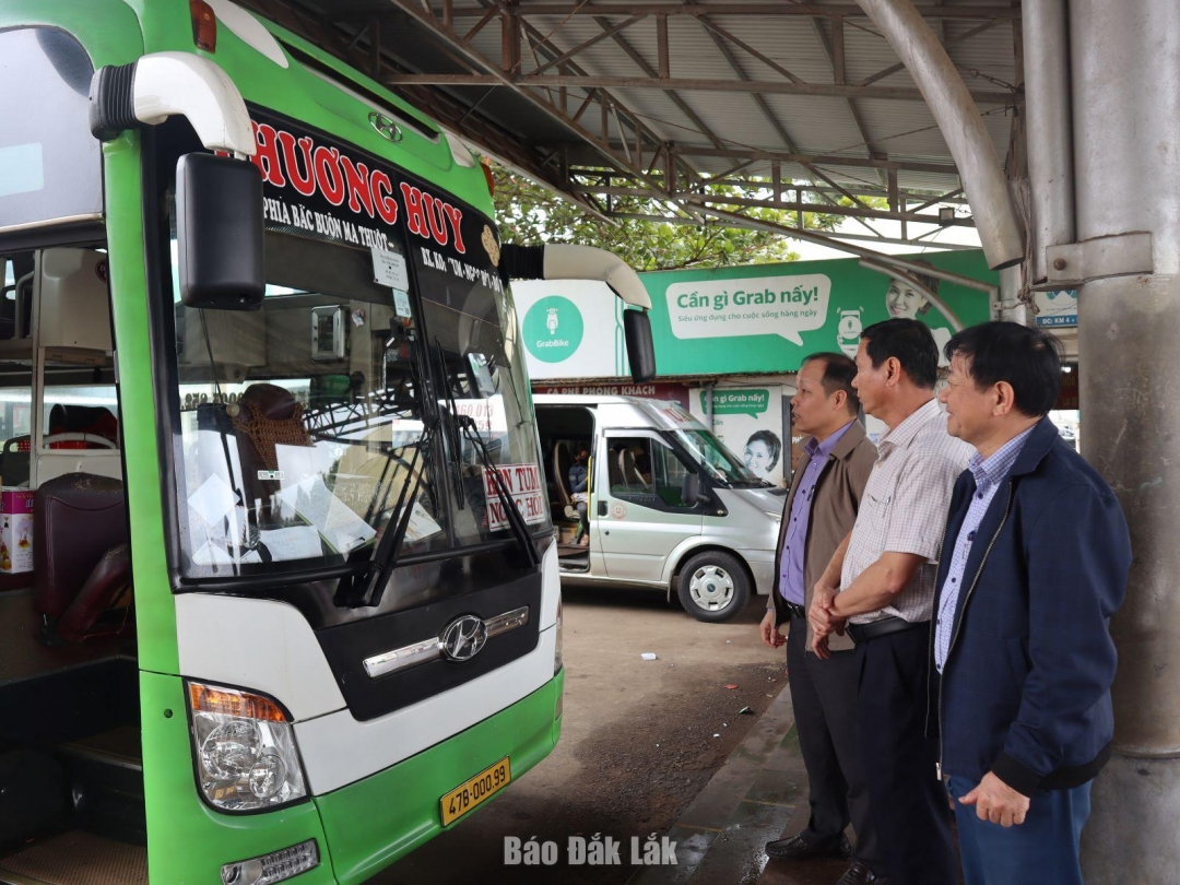 Đoàn kiểm tra việc niêm yết giá vé, luồng tuyến của xe khách tại Bến xe liên tỉnh Đắk Lắk.