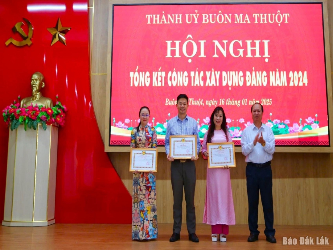 Phó Bí thư Thường trực Thành ủy Buôn Ma Thuột Nguyễn Hữu Việt tặng giấy khen cho các tập thể hoàn thành xuất sắc nhiệm vụ giai đoạn 2020 - 2024.