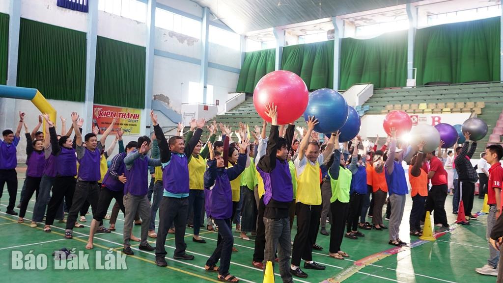 ĐOàn viên, người lao động tham gia chương trình Team Bulding 