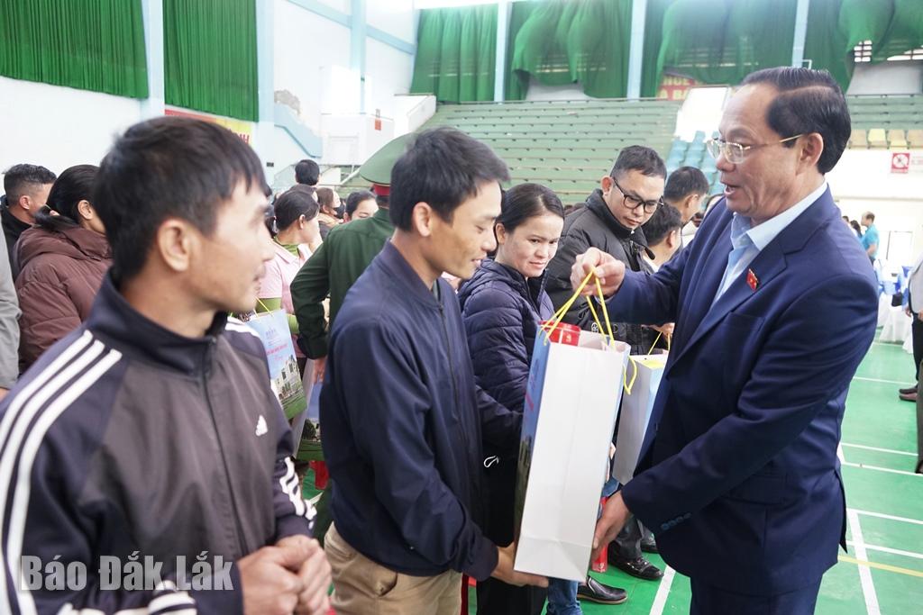 Phó Chủ tịch Quốc Hội - Thượng tướng Trần Quang Phương tặng quà người lao động