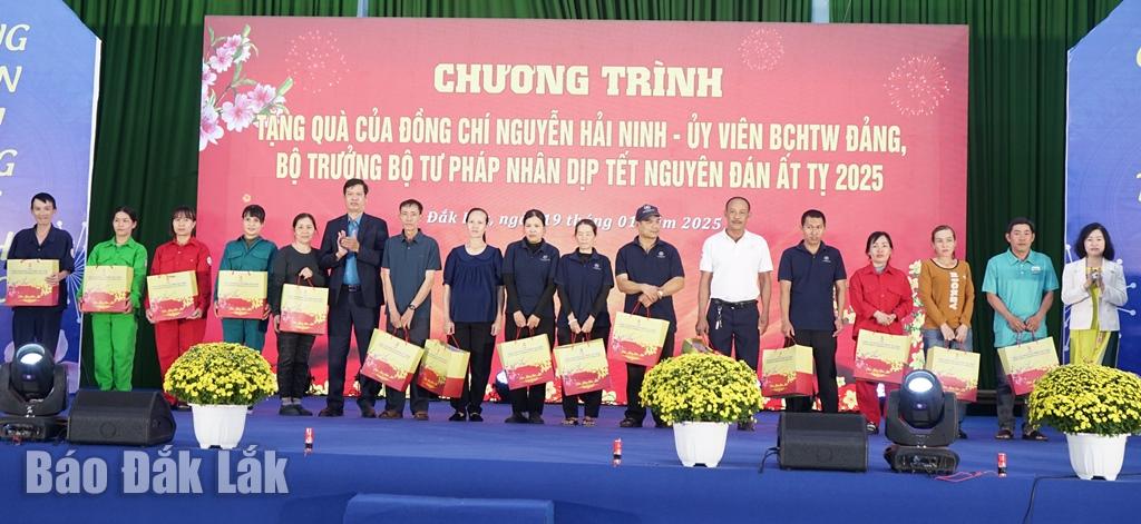 Giám đốc Sở Tư pháp tỉnh Phan Thị Hồng Thắng và Chủ tịch LĐLĐ tỉnh Lê Văn Thành trao quà tặng người lao động