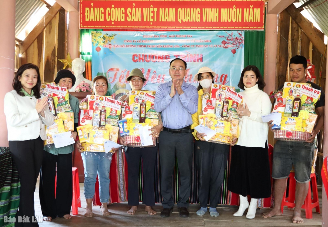 Phó Chánh Thanh tra tỉnh Nguyễn Hoàng Lâm và đại diện các nhà tài trợ trao quà tặng người dân buôn Tuôr B.