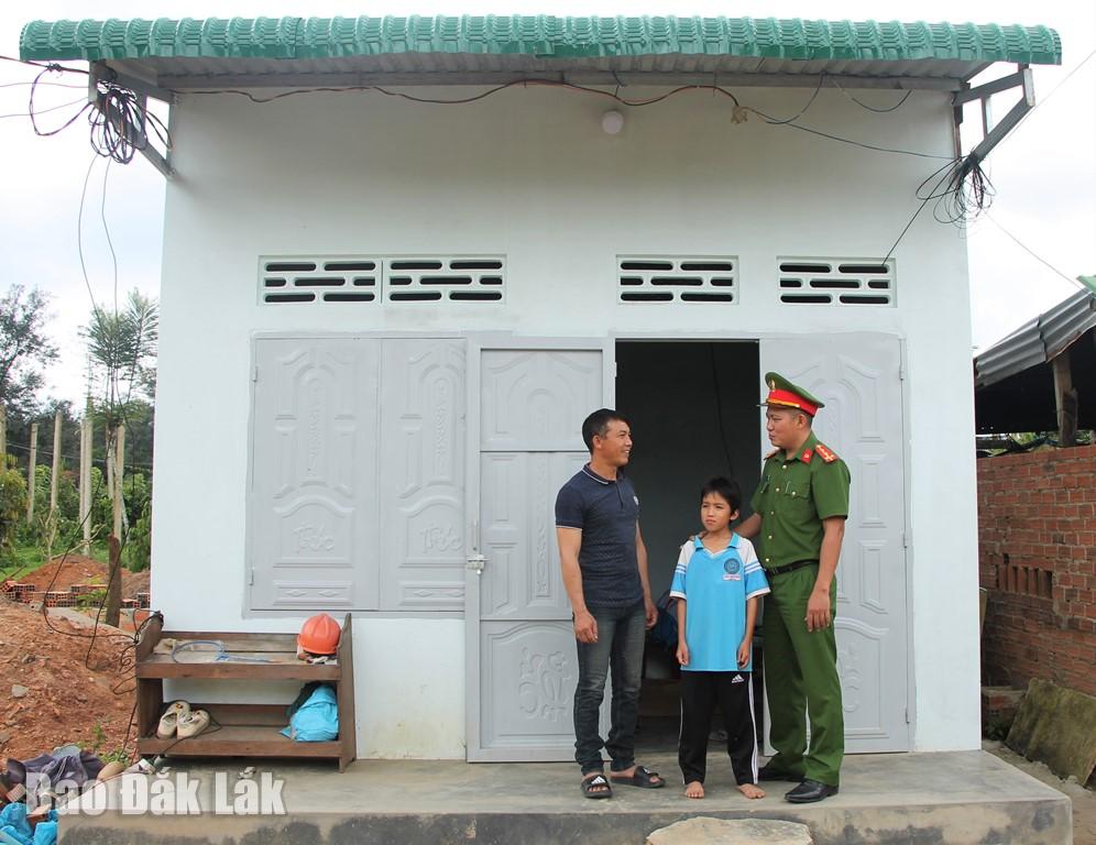 Hộ nghèo xã Ea Păl (huyện Ea Kar) được hỗ trợ xây dựng nhà ở theo Đề án 766 của Bộ Công an.