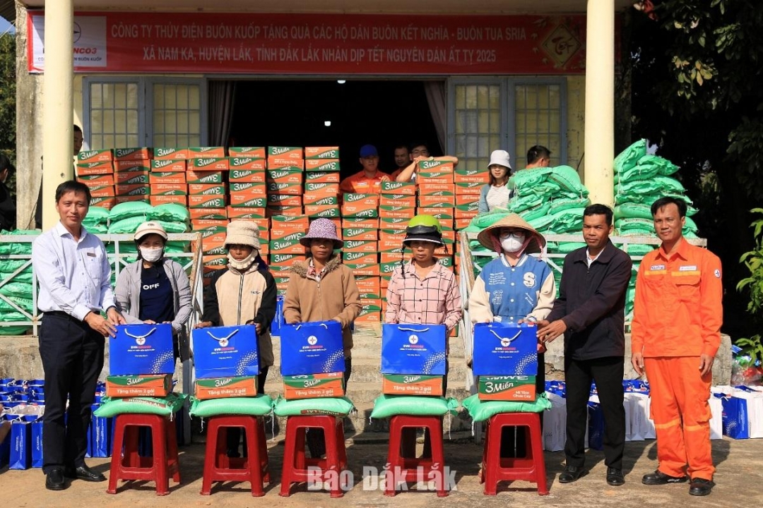 Công ty Thủy điện Buôn Kuốp tặng quà tết cho người dân xã Nam Kar