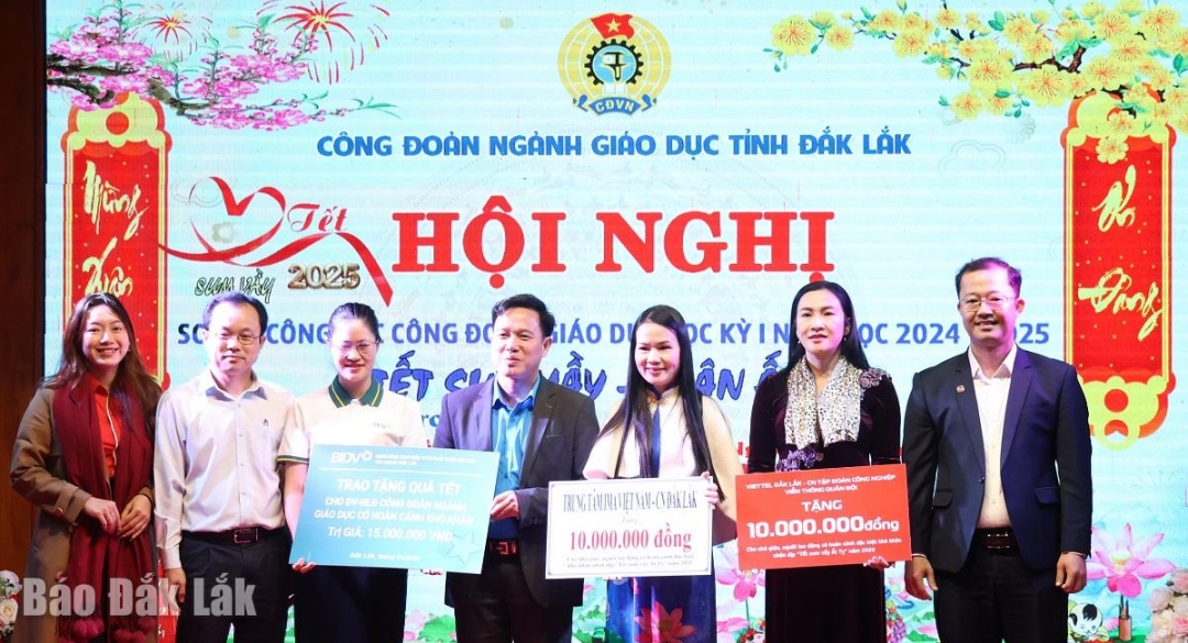 đại diện các nhà tài trợ cũng trao 35 triệu đồng cho Công đoàn ngành Giáo dục tỉnh để chăm lo cho CBNGNLĐ