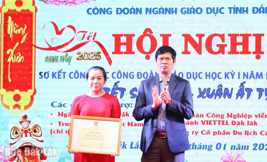 Đại diện Công đoàn cơ sở Tổng LĐLĐ Việt Nam tặng bằng khen cho tập thể CĐCS Trường THPT Lê Quý Đôn 