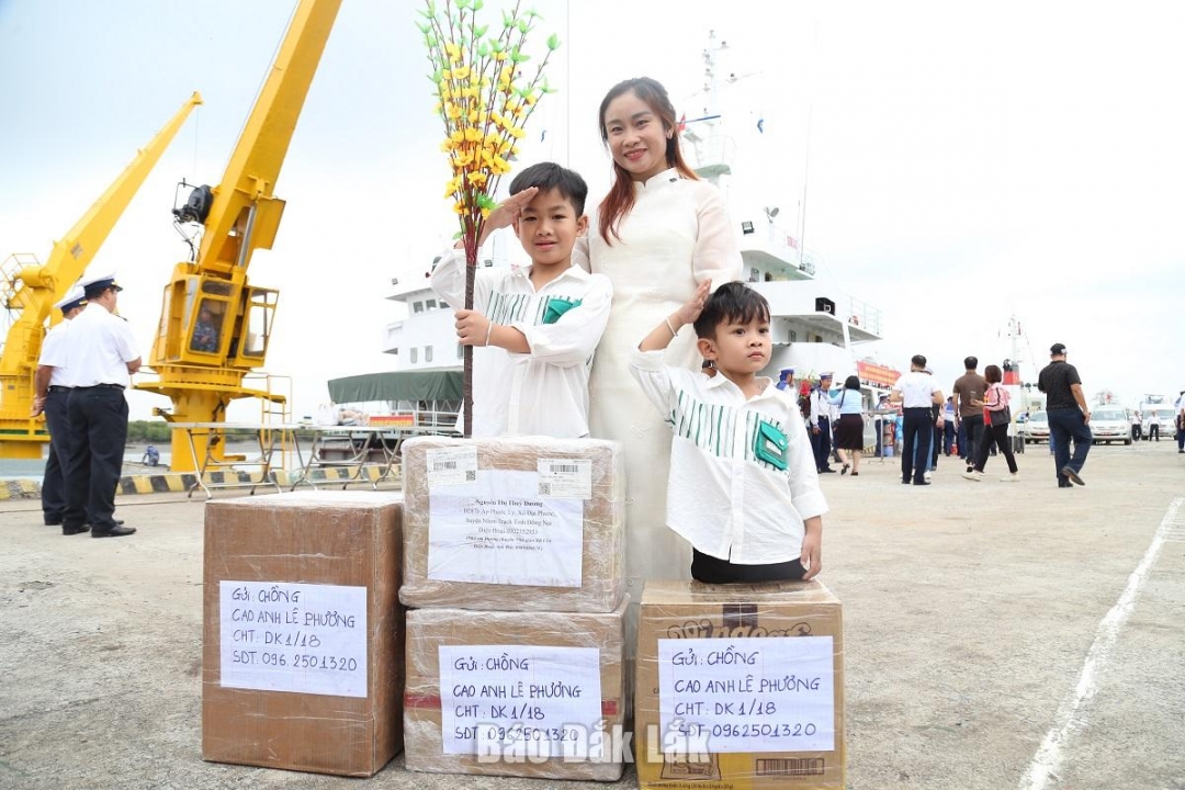 Ba mẹ con chị Nguyễn Thị Thùy Dương và quà tết gửi tặng chồng, cha đang làm nhiệm vụ ở nhà giàn