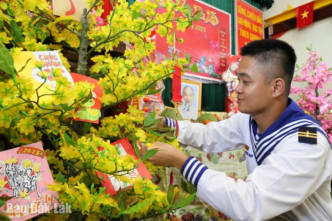 Mai vàng rực rỡ trên nhà giàn DK1