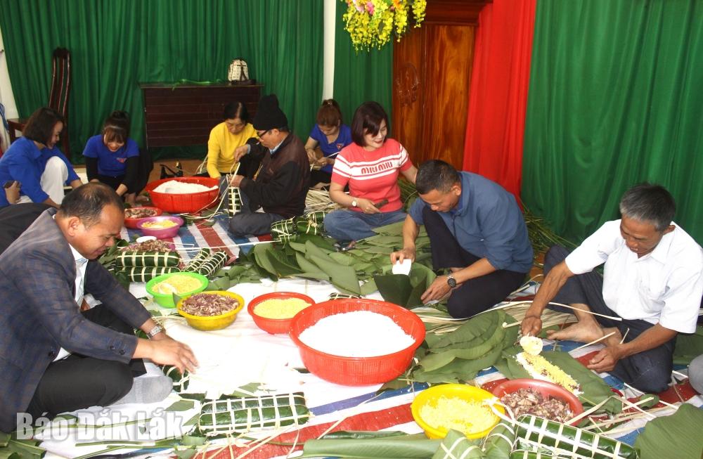 Lãnh đạo và nhân dân trong xã gói bánh trong Ngày hội bánh chưng xanh.