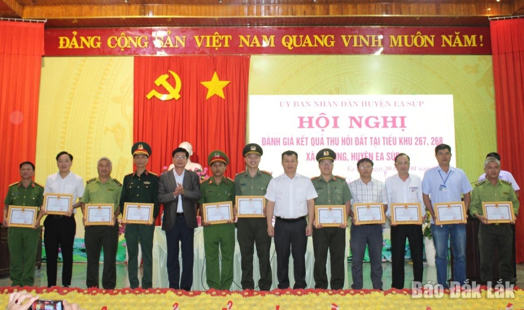 Các cá nhân có thành tích xuất sắc trong công tác tuyên truyền, vận động thu hồi đất lấn chiếm tại Tiểu khu 267, 268 nhận giấy khen của UBND huyện.