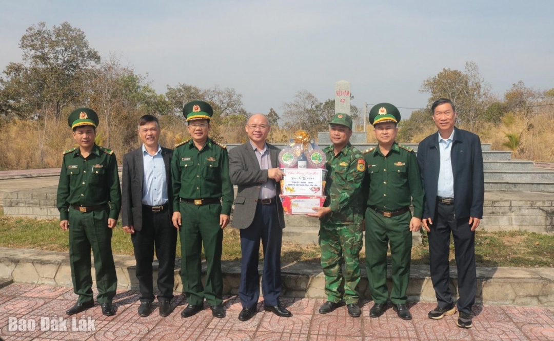 Thay mặt lãnh đạo tỉnh, Phó Chủ tịch UBND tỉnh Trương Công Thái tặng quà Tết cho các cán bộ, chiến sĩ Đồn biên phòng cửa khẩu Đắk Ruê.
