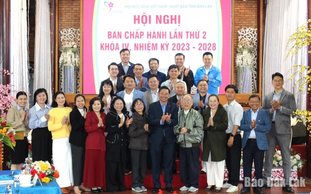 Các đại biểu tham dự chương trình chụp ảnh lưu niệm.