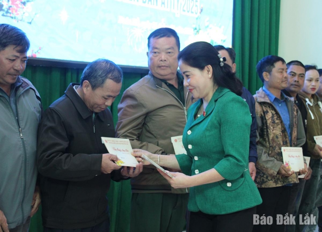 Đồng chí Nguyễn Thị Thu Nguyệt, Phó trưởng đoàn phụ trách Đoàn Đại biểu Quốc hội tỉnh tặng quà cho đoàn viên, người lao động thị xã Buôn Hồ.