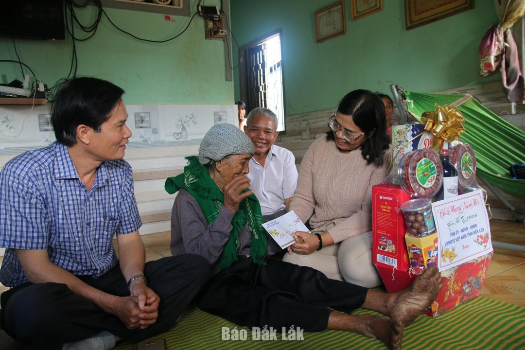 Ủy viên Ban Thường vụ Tỉnh ủy, Trưởng Ban Dân vận Tỉnh ủy H’Kim Hoa Byă ân cần thăm hỏi Mẹ Việt Nam anh hùng