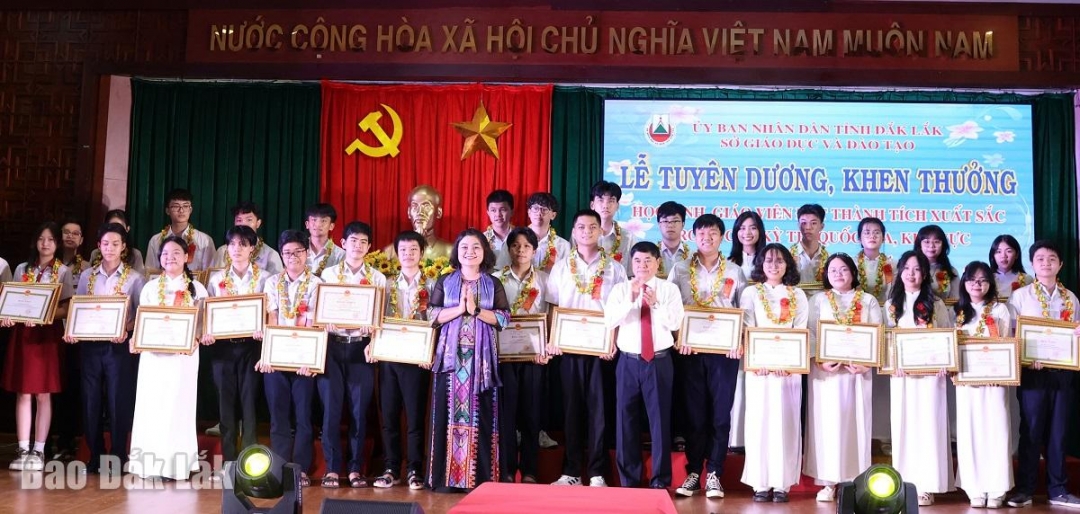 Các học sinh có thành tích xuất sắc được tuyên dương, khen thưởng tại Lễ tuyên dương, khen thưởng học sinh, giáo viên đạt thành tích xuất sắc trong các kỳ thi quốc gia, khu vực năm học 2023 - 2024.