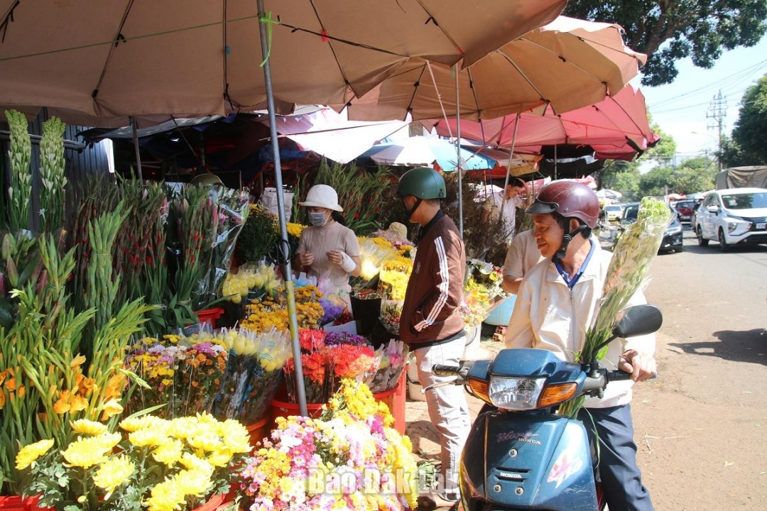 Người dân mua hoa, trái cây dịp Tết cúng ông Công, ông Táo.