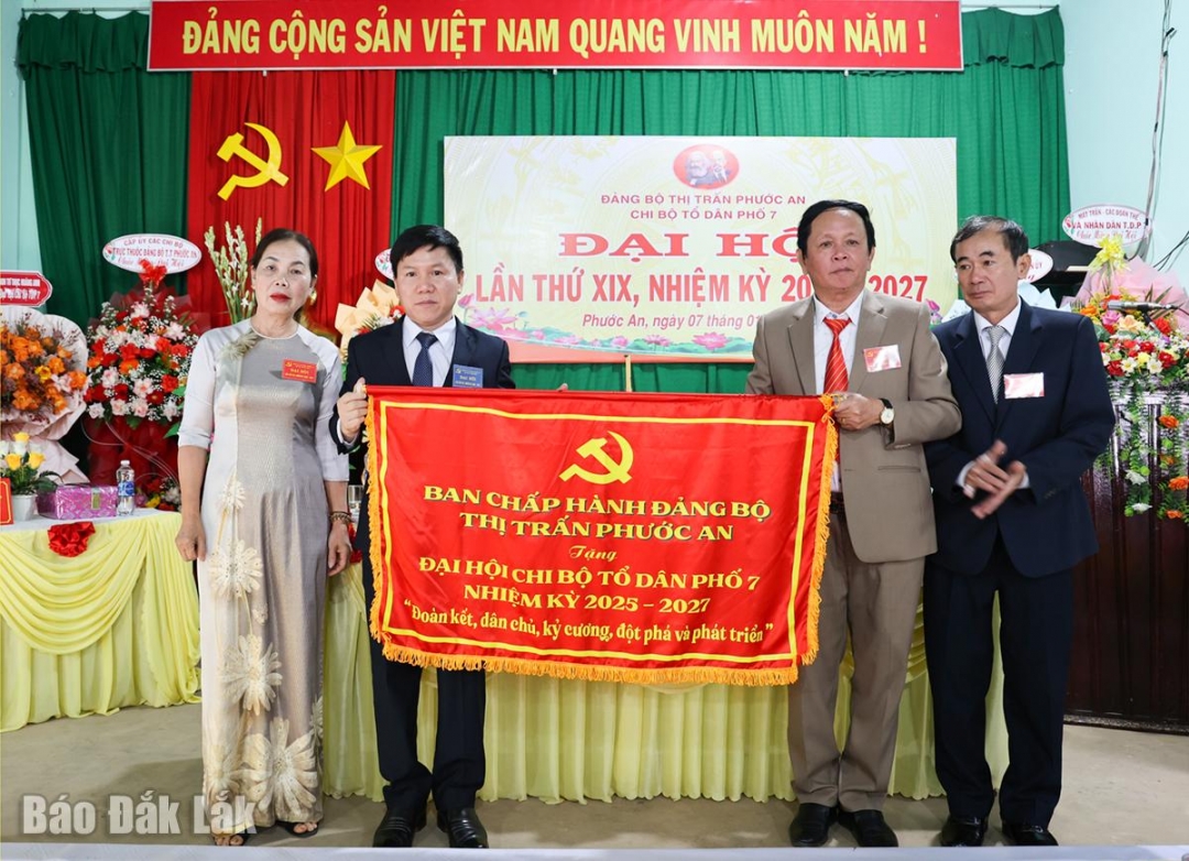 Bí thư Đảng ủy thị trấn Phước An Nguyễn Văn Hoan tặng bức trướng chúc mừng đại hội.