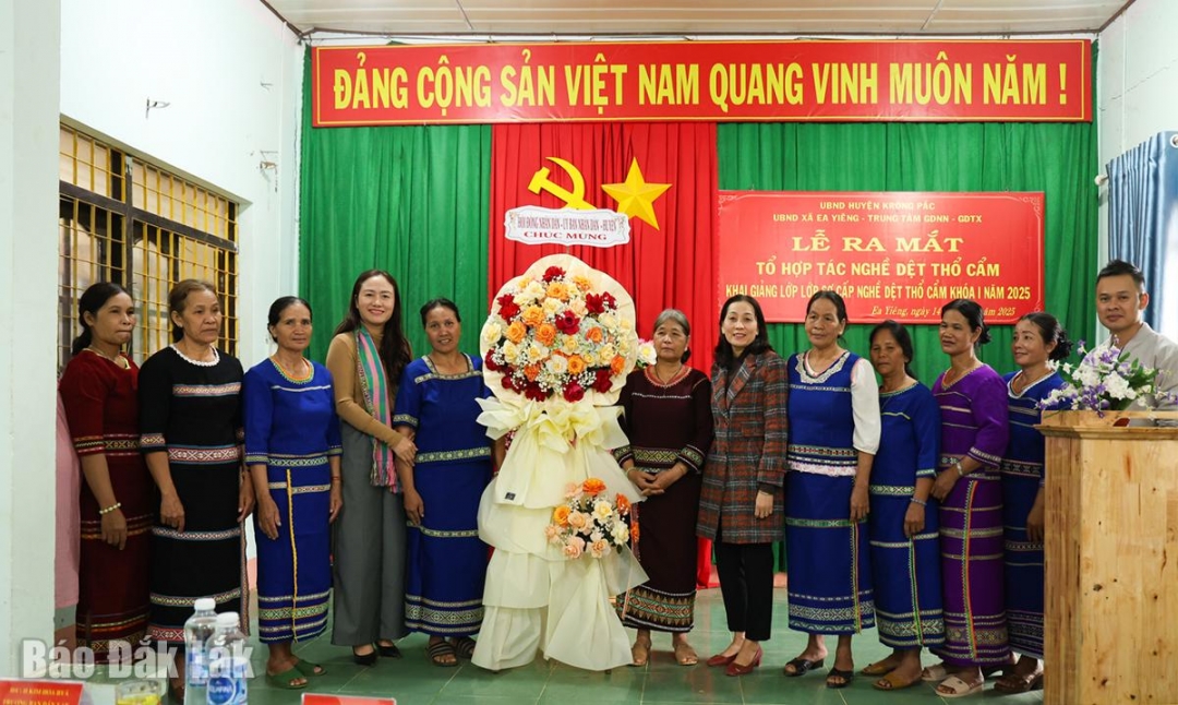 Lãnh đạo huyện Krông Pắc tặng hoa chúc mừng Tổ hợp tác nghề dệt thổ cẩm Xê đăng.