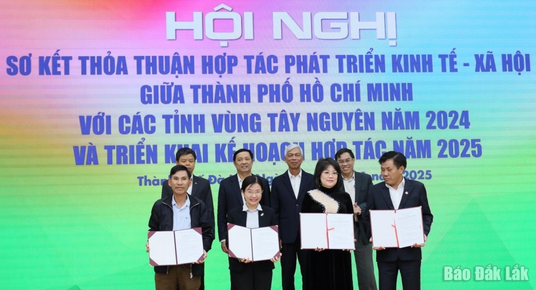 Trao biên bản ký hợp tác giữa Tp.HCM và một số tỉnh vùng Tây Nguyên.