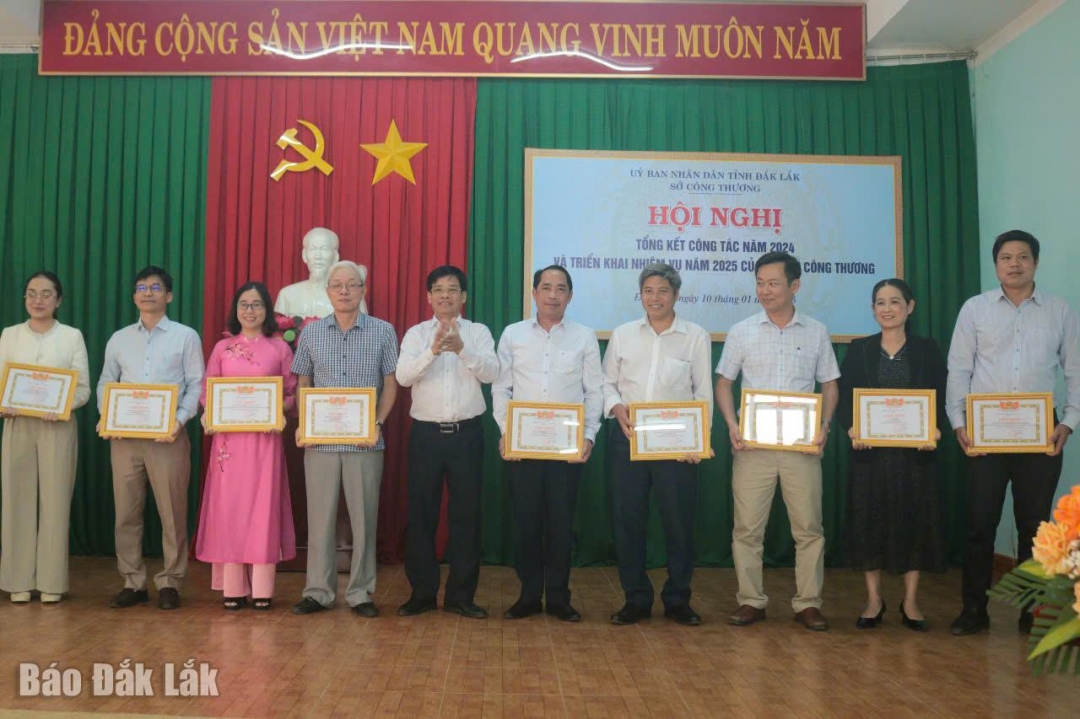 Giám đốc Sở Công Thương Lưu Văn Khôi tặng giấy khen cho các tập thể đã có thành tích trong công tác năm 2024.