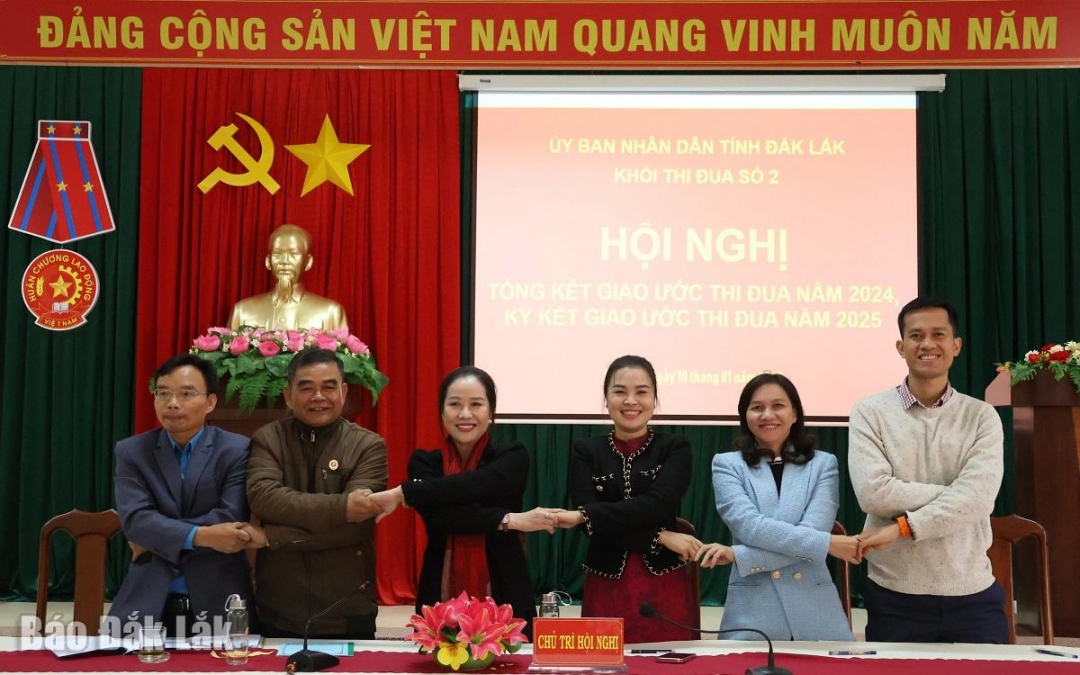 Đại diện các đơn vị ký kết giao ước thi đua năm 2025.