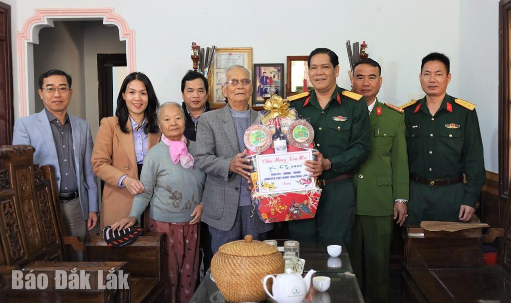 Đại tá Niê Ta, Ủy viên Ban Thường vụ Tỉnh ủy, Chỉ huy trưởng Ban Chỉ huy Quân sự tỉnh Đắk Lắk cùng đoàn côn tác chúc Tết, tặng quà gia đình thương bình Đào Hồng Hải.